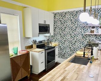 Cozy Victorian in the Center of downtown Morganton (Dog Friendly!) - Morganton - Kitchen