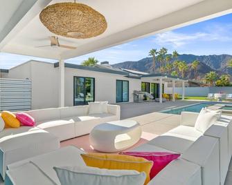 New Listing! Fabulous Palm Springs Home with Private Pool and Hot Tub, Fire Pit, and Mountain Views! - Palm Springs