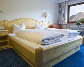 Hotel Brunella - Vandans - Schlafzimmer