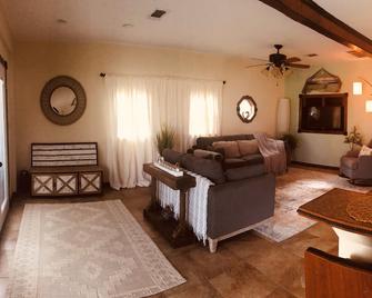 Quite & Cozy Romantic Beach Gateway for 2. Walk to the Beach, 4 mins to D-Town - Long Beach - Living room