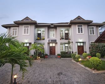 The Highbridge Guest Lodge - Madina - Building