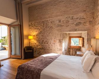 Hotel Mas Bosch 1526 - Avinyonet de Puigventós - Schlafzimmer