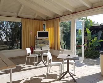 La Giara Resort - Torre San Giovanni - Patio