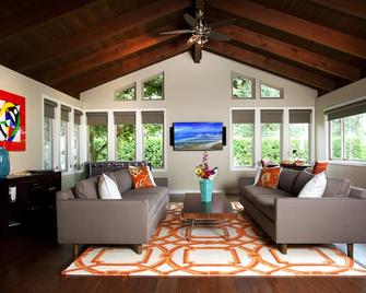 Carlton Gates - Willamette Valley Luxury Vacation Rental - Carlton - Living room