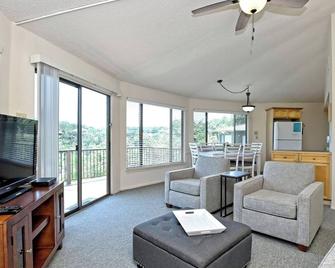 Lakefront Bungalow - Community Poolhot Tub #10 - Lakeway - Living room