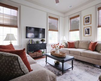 111 Waldburg street Beautifully Renovated Historic 5 bedroom 5 bath - Savannah - Stue
