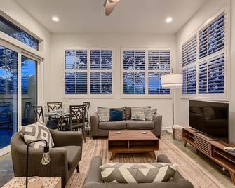 Treetop Townhome - 3 Balconies, Newly Decorated - By Pmi Austin Metro - Austin - Salon