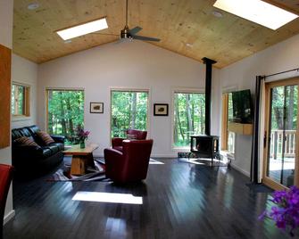 Wheelchair Accessible Cabin with Private Hot Tub and Fireplace Nestled Among Trees of Woodstock, New York - Woodstock - Wohnzimmer
