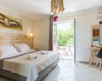 Cavos Beach House - Kavos - Bedroom