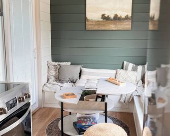 Luxury Tiny Home Getaway - Full kitchen, large bathroom, & more - Nampa - Living room