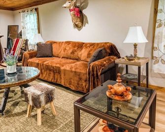 The Nook Lodge - cabin with hot tub at Shawnee and Camelback Mtn - East Stroudsburg - Living room