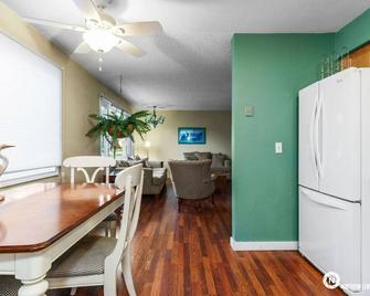 Central Urban Retreat Sleeps 4 - 安克雷奇 - 餐廳