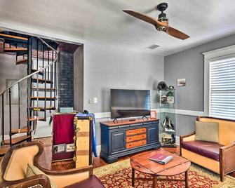 Downtown Daytona Beach Home Walk to Halifax River - Daytona Beach - Living room