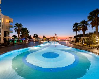 Sealight Resort Hotel - Kusadasi - Piscina