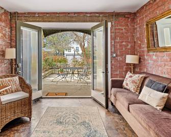Charming One Bedroom Walkable to Zilker & South Lamar; Secluded multi-unit home - Austin