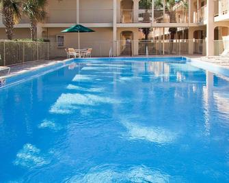 La Quinta Inn by Wyndham Tallahassee North - טאלהאסי - בריכה