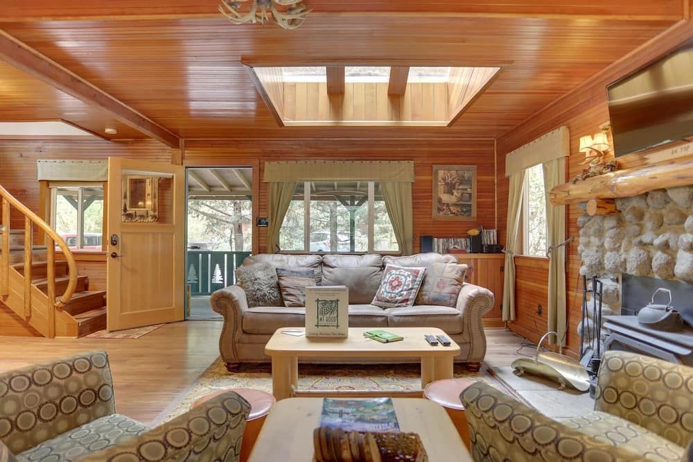 Charming Dream Catcher Cabin, riverfront, fireplace, hot tub, BBQ, dogs welcome - Brightwood - Sala de estar