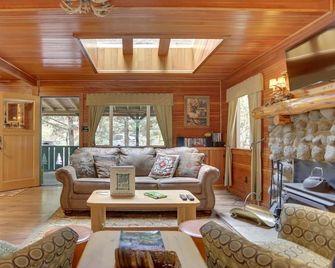 Charming Dream Catcher Cabin, riverfront, fireplace, hot tub, BBQ, dogs welcome - Brightwood - Sala de estar