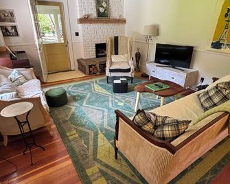 Love Shack! Farm House + Log Cabin on Five Acres & Orchard! - Columbia Falls - Living room