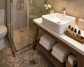 Elle Rooms & Suites - Paralia - חדר רחצה