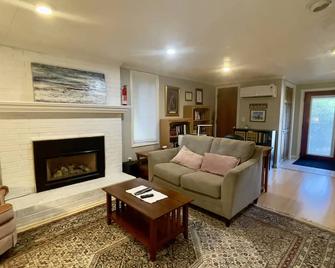 Near downtown with hot tub sleeps seven - Blacksburg - Living room