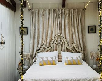 The Red Onion 'Romantic Retreat' - Wofford Heights - Bedroom