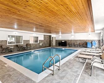 Best Western Ottumwa Inn & Suites - Ottumwa - Zwembad