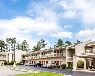 Zainee Inc Budgetel Inn and Suites - Augusta - Building