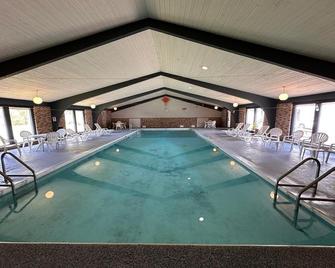 The Dalles House Motel - Saint Croix Falls - Piscina