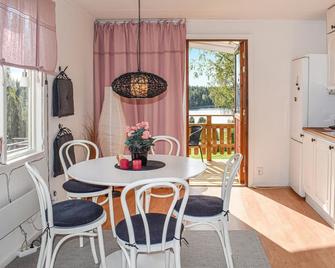 Beautiful Home In Finspång With Wifi - Finspång - Comedor
