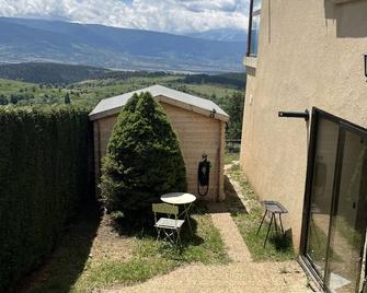 Appartement au Calme, Avec vue et Jardin - Targassonne - Patio