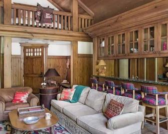 Luxury Ranch in Jackson, WY - Jackson - Living room