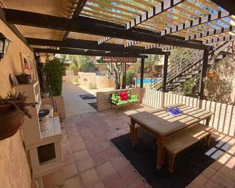 Lovely Casita in Palm Springs - بالم سبرينغس - شرفة مرصوفة