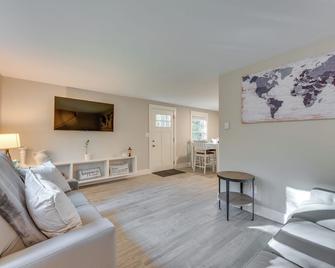 Maine Escape with Grill, Near Skiing and Hiking! - Saco - Living room