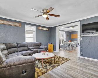 Spacious 3BR Home in Lansing - Lansing - Living room