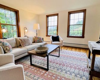 Renovated 19th century farmhouse with swimming pond in private, bucolic setting - Strafford - Living room