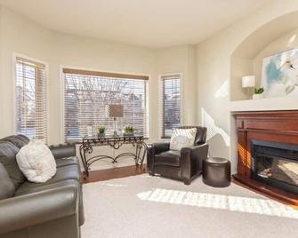 Spacious 3bedrm for family or business travellers - Red Deer - Living room