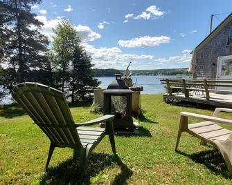 Cozy Studio Right On The Water - Guysborough - Patio