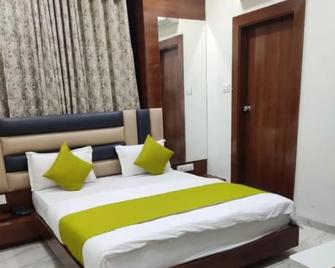Hotel Ayaansh - Vadodara - Schlafzimmer