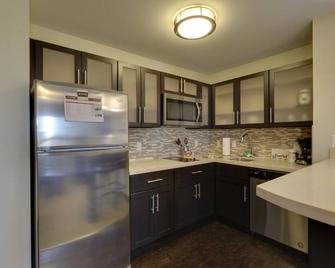 King Suite. Free Breakfast. Pool With A Slide. Great For Business Travelers! - Fitchburg - Kitchen