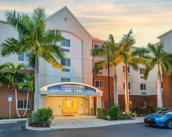 Candlewood Suites Ft Myers I-75 By IHG - Fort Myers - Building