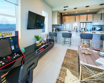 Brand New Oceanside Paradise Waterfront with Pool and Hot Tub - Cayo Largo