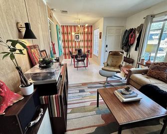 Mid century bungalow mins to Pearl, dt, airport - San Antonio