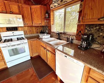 The Fish and Ski Lodge - Hot Springs - Kitchen