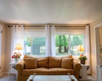 Wakeman Cottage - Pentwater - Living room