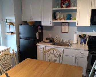 Waterfront Condo Conveniently Located To Mcrd Beaufort And Port Royal - Beaufort - Cocina