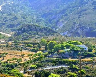 Farm House at the Rivari Estate (sleeps 8/10) - Kimolos - Outdoor view