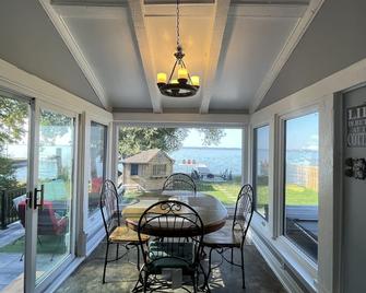 Tex Beautiful Waterfront Cottage - Georgina - Dining room