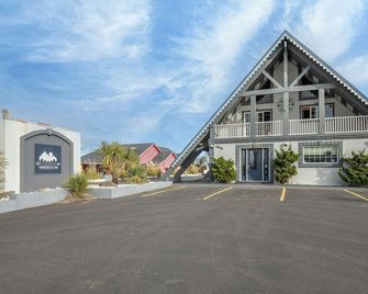 Tortuga - 1 Bedroom Suite with 3 Queen Beds at Wanderlust Inn, Pet Friendly - Ocean Shores - Bygning