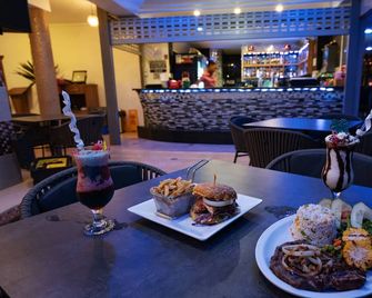 Runway Hotel - Piarco - Eetruimte